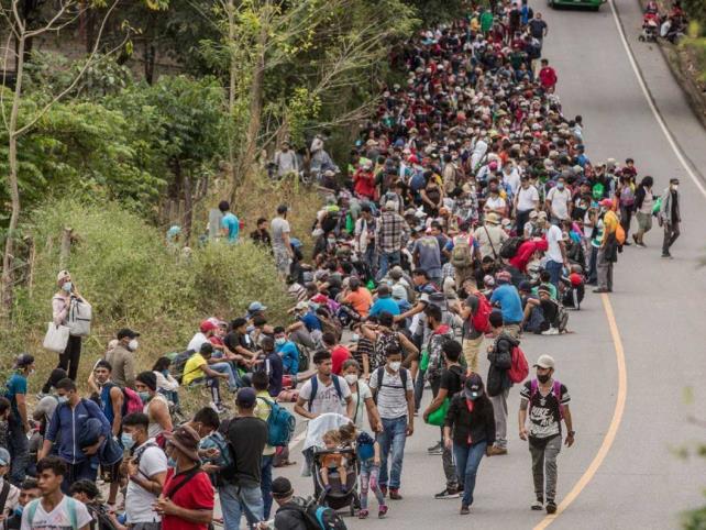 Caravana de hondureños ingresa a Guatemala