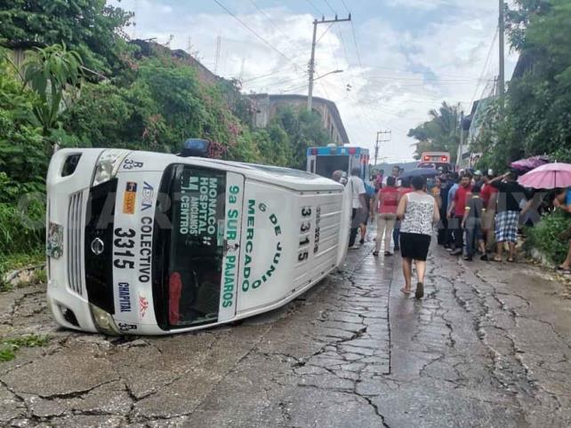 Seis pasajeros heridos tras volcar un colectivo