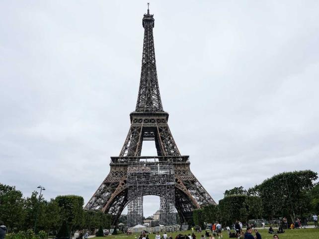 Torre Eiffel reabre tras ocho meses cerrada