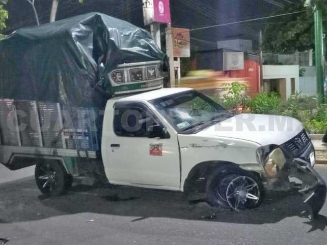 Camioneta destruye Spark al circular en un bulevar
