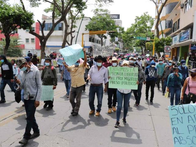 Marchan maestros de la CNTE; piden el diálogo