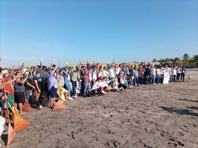 Participa Unach en limpieza de Playas San Benito