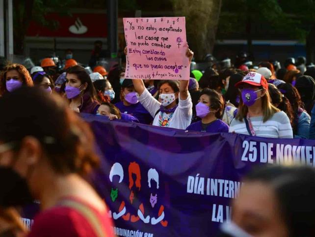 Mujeres protestan contra feminicidios