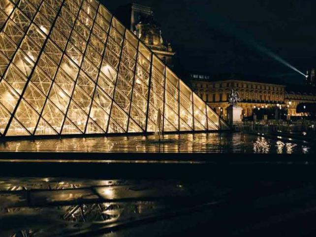 Ómicron aleja a los turistas del Louvre