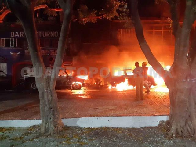 En “venganza” incendia una moto y dos vehículos