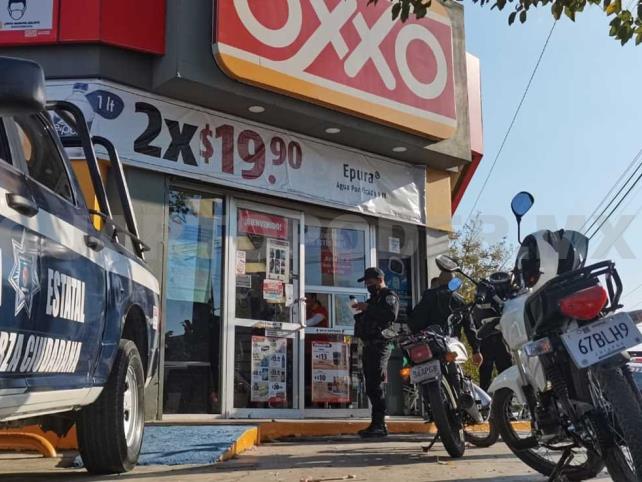 Armados asaltan tienda OXXO y huyen con el botín
