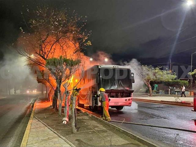Autobús abrasado por voraz incendio en libramiento Norte
