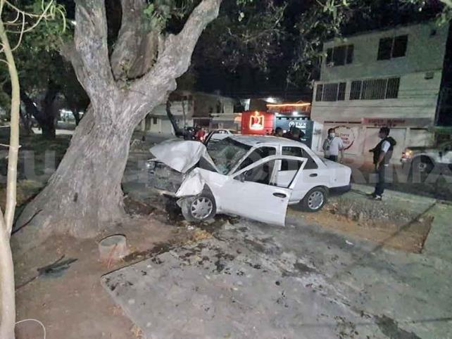 Abandona a mujer y auto tras impactar contra árbol