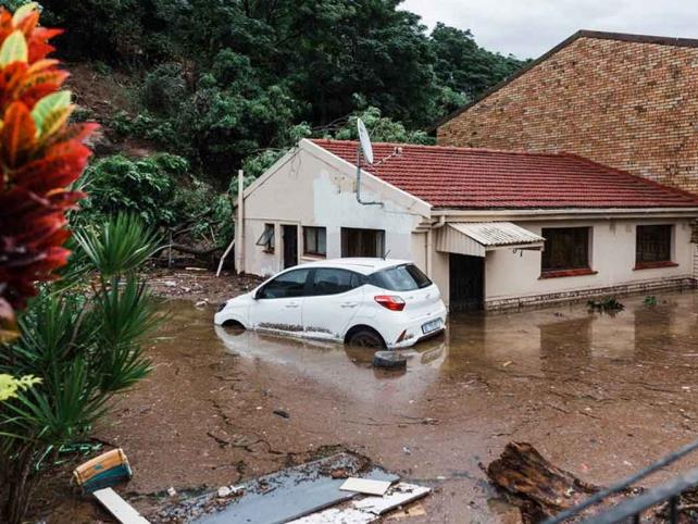 Fuerte inundación deja al menos 443 personas muertas