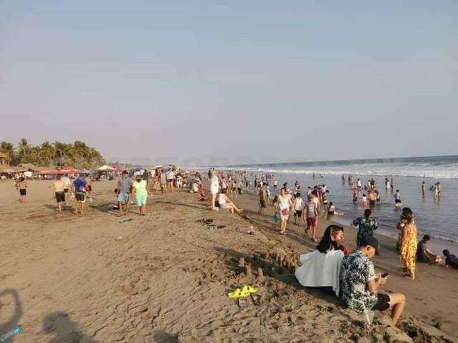 Dura tarea limpiar playas de Tonalá