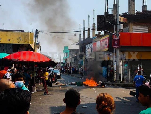 Se enfrentan migrantes en el centro de Tapachula