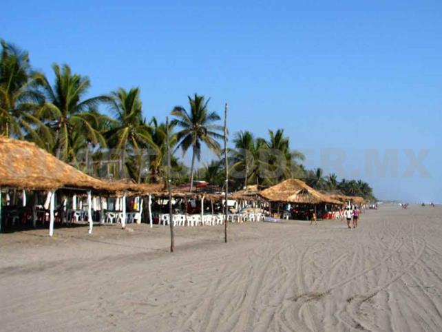 Playas de Tonalá sólo tienen “vida” en Semana Santa