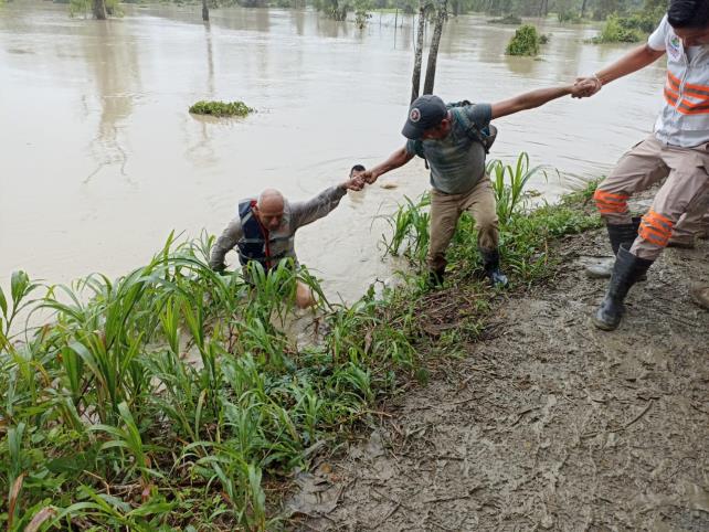 Rescatan a anciano atrapado por inundación