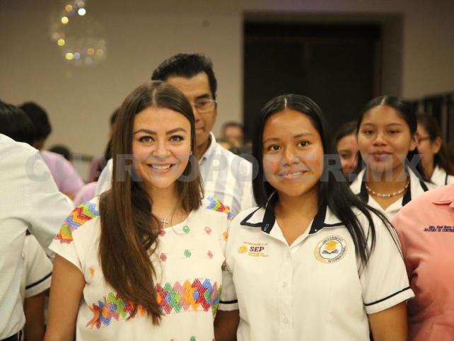 Participa en conversatorio con estudiantes de Tapachula