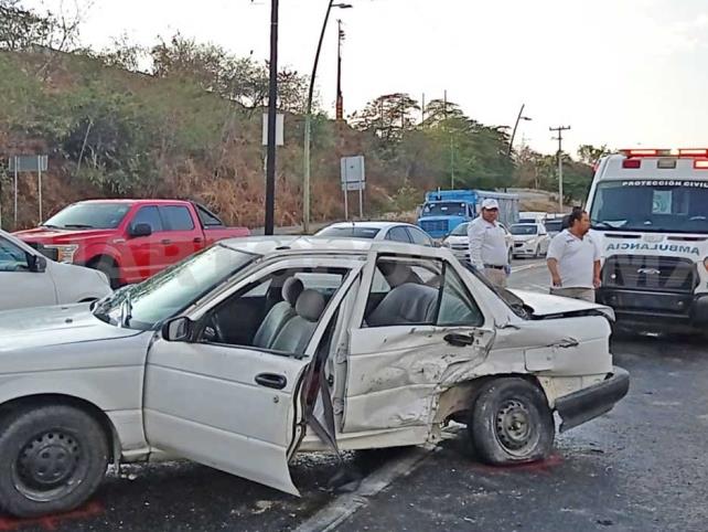 Accidente carretero deja a dos personas heridas