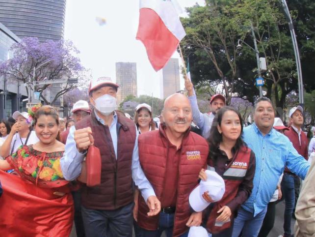 Políticos locales asisten al Zócalo