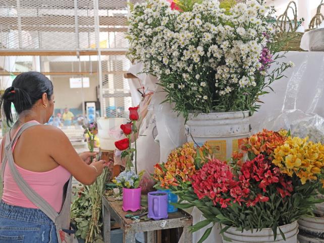 Vendedores de flores ponen sus esperanzas en el 10 de mayo