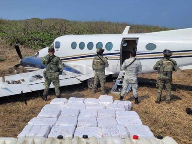 Aseguran avioneta y 750 paquetes con presunta droga