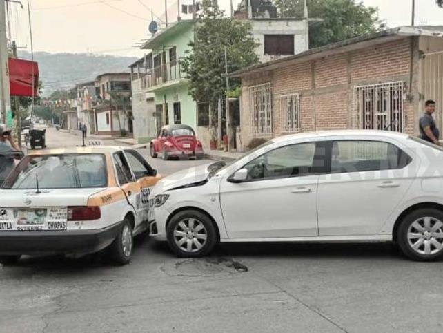 Una lesionada en choque de taxi y auto particular