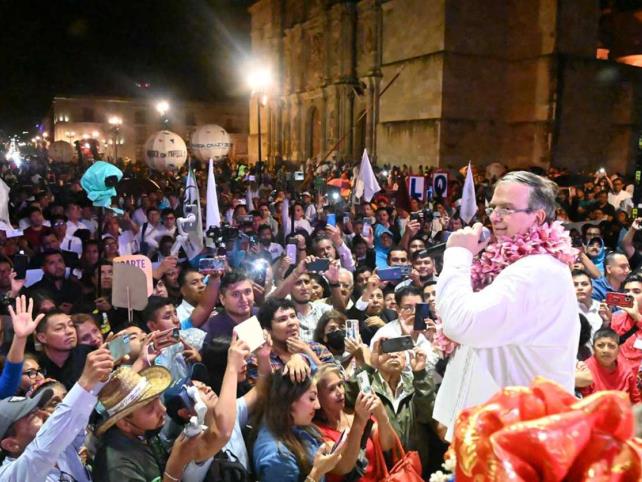 Marcelo Ebrard inicia gira por Oaxaca y participa en una calenda