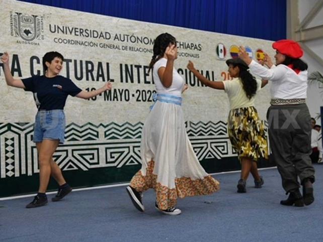 Participan alumnos de intercambio en muestra cultural internacional